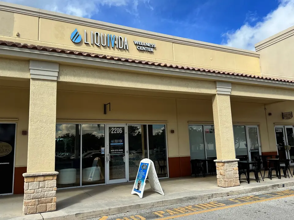 Liquivida Wellness Center storefront in a Pembroke Pines shopping plaza