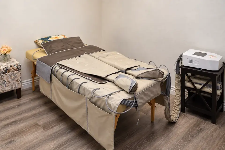 Flowpresso compression bed and control unit in a treatment room at SoRay Hyperbarics